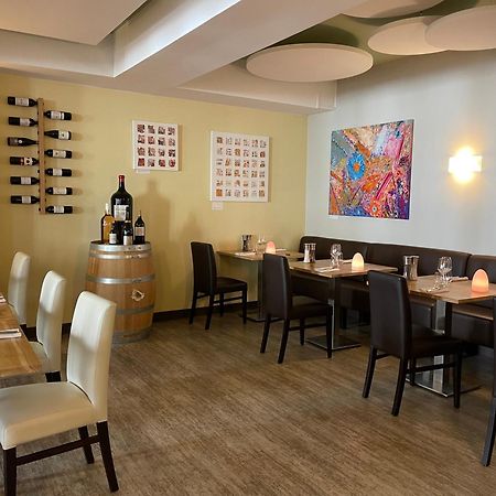 Hotel Restaurant La Boule D'Or Barbezieux-Saint-Hilaire Bagian luar foto